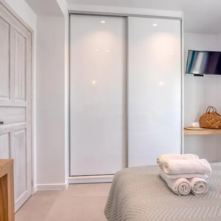 Апартаменты The White House Luxurious & The Little White House *