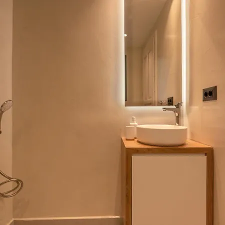 Апартаменты The White House Luxurious & The Little White House *